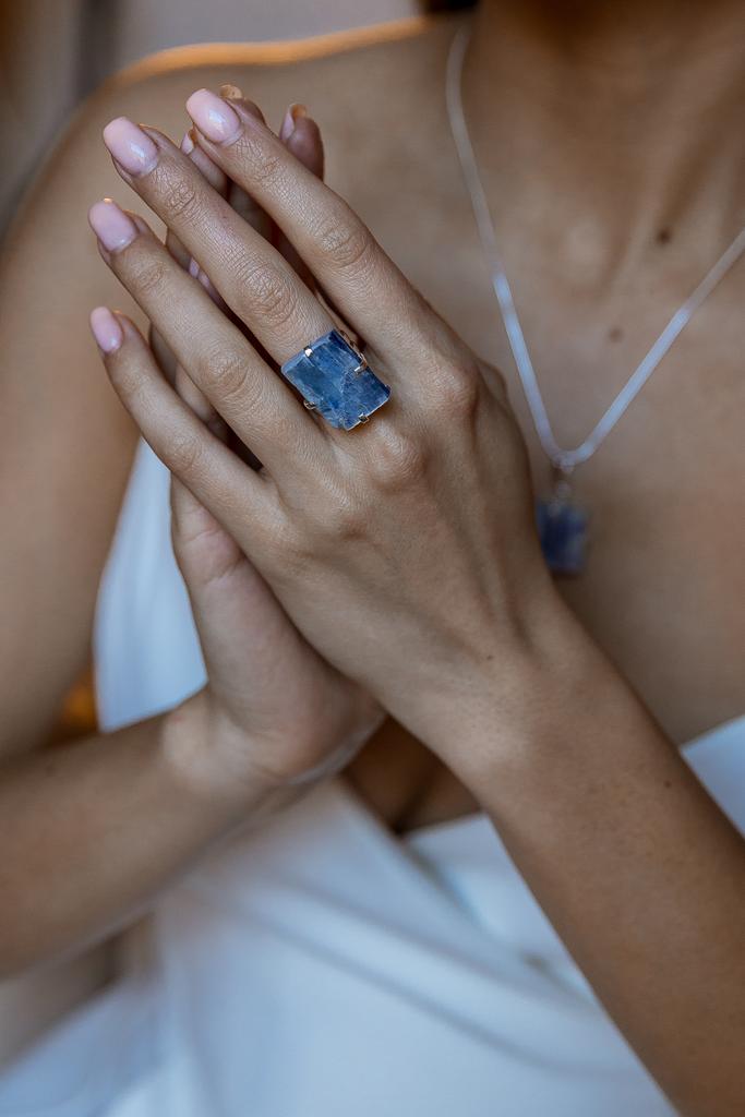 Кольцо с кианитом