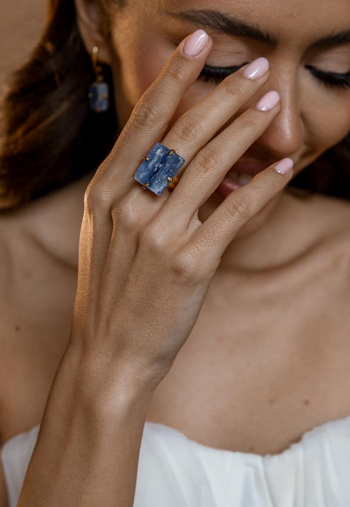 Кольцо с кианитом