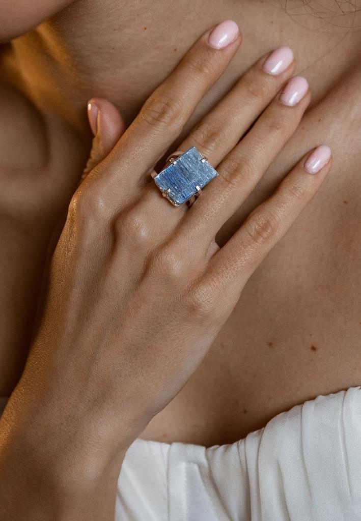 Кольцо с кианитом
