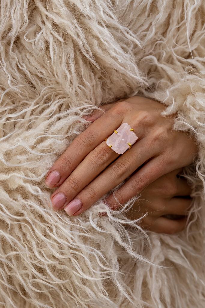 Кольцо с розовым кварцем