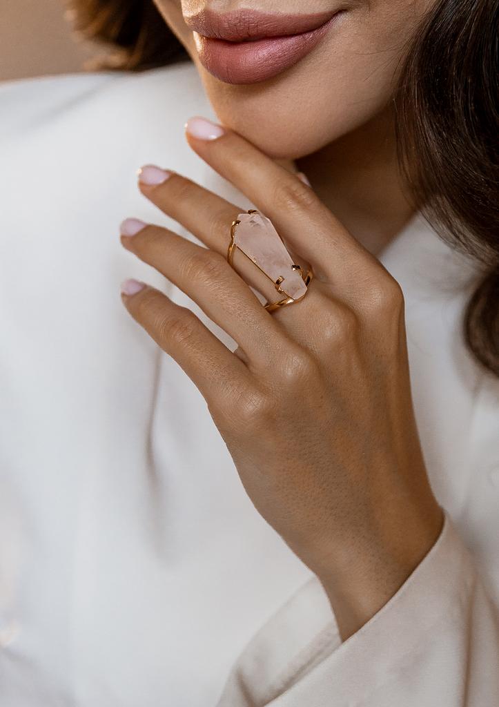 Кольцо с кристаллом розового кварца