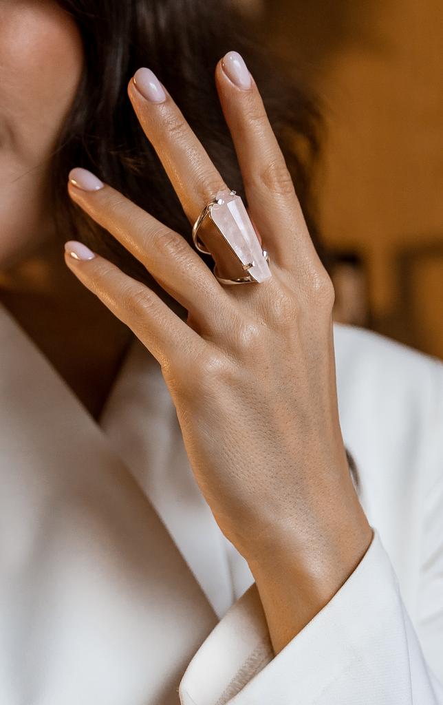 Кольцо с кристаллом розового кварца