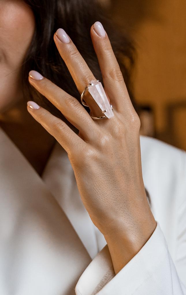 кольцо с розовым кварцем