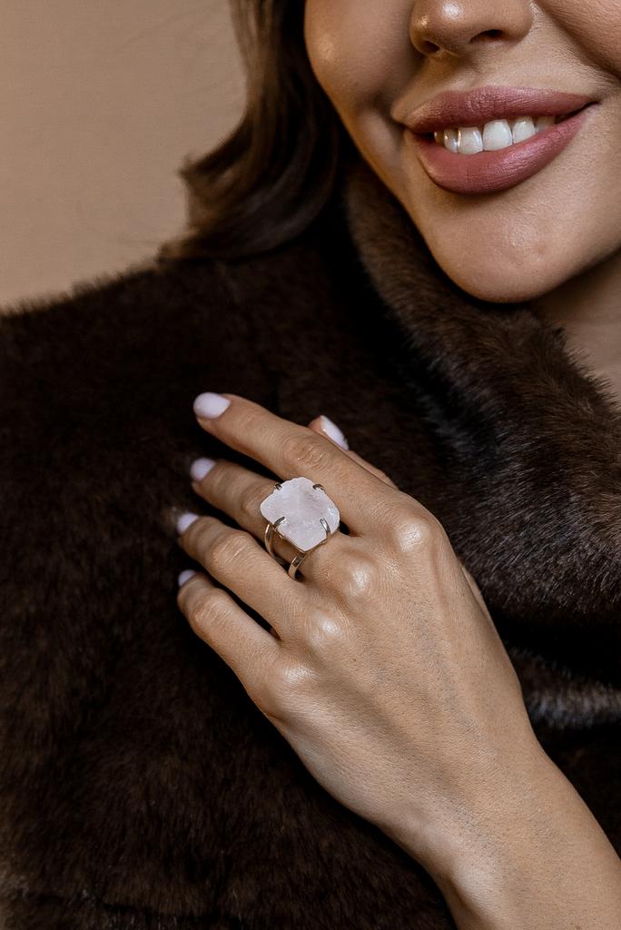 Кольцо с розовым кварцем