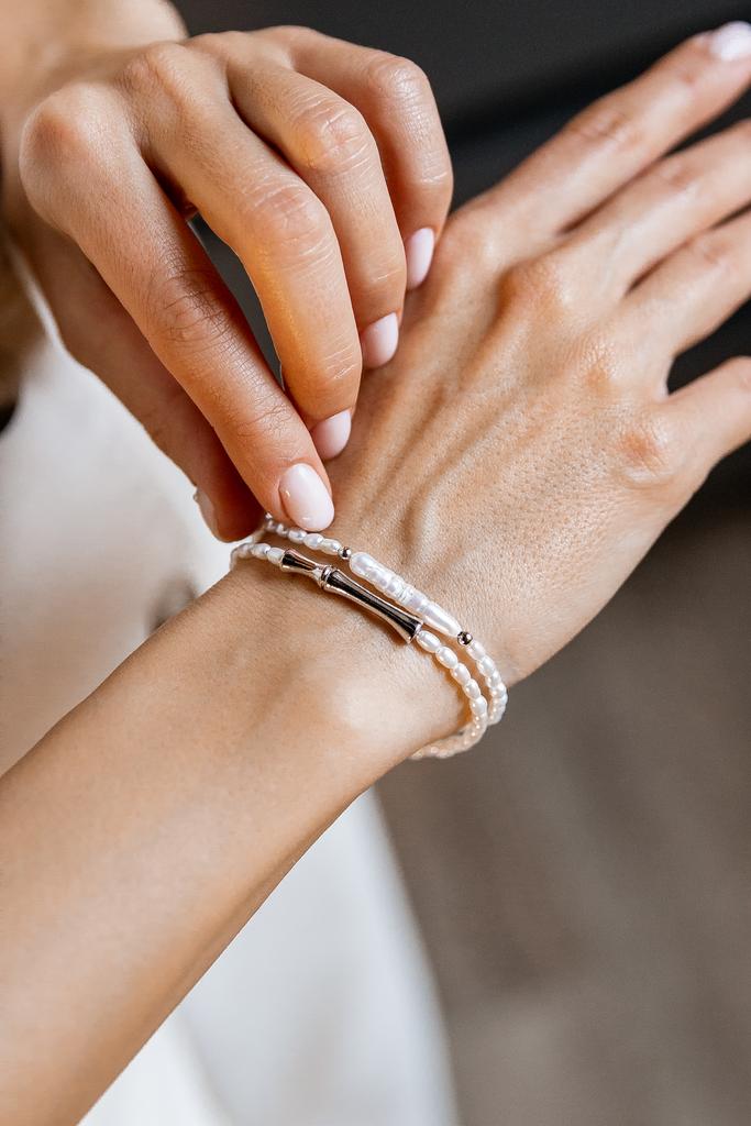 браслет с жемчугом на женской руке