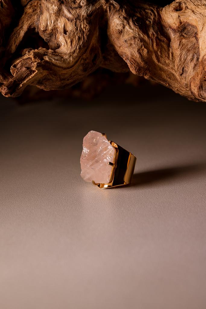 Кольцо кафф с розовым кварцем