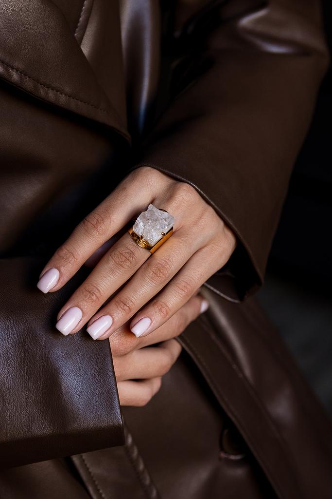 Кольцо с друзой горного хрусталя купить в шоу руме в Москве