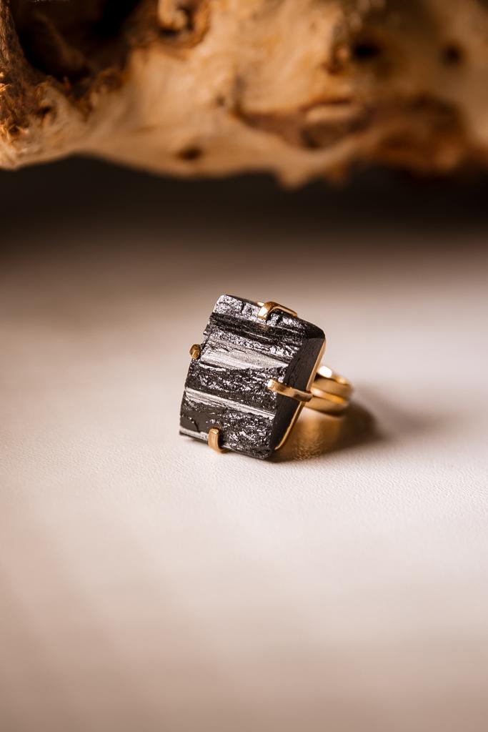 Кольцо с черным турмалином