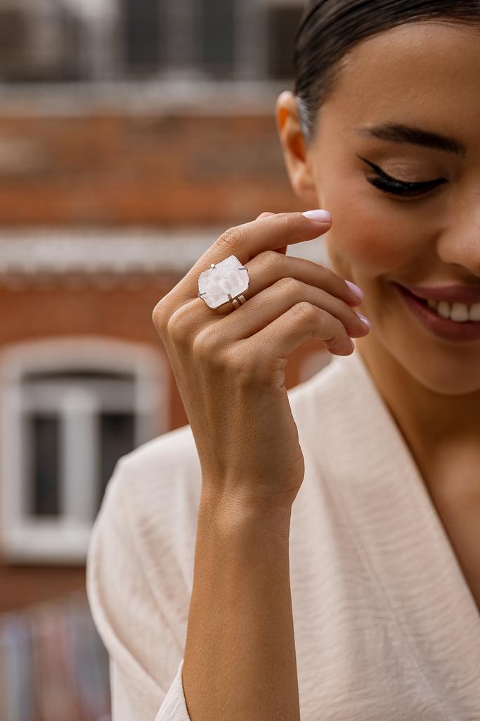 Кольцо с розовым кварцем