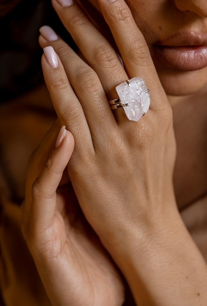 Кольцо с розовым кварцем