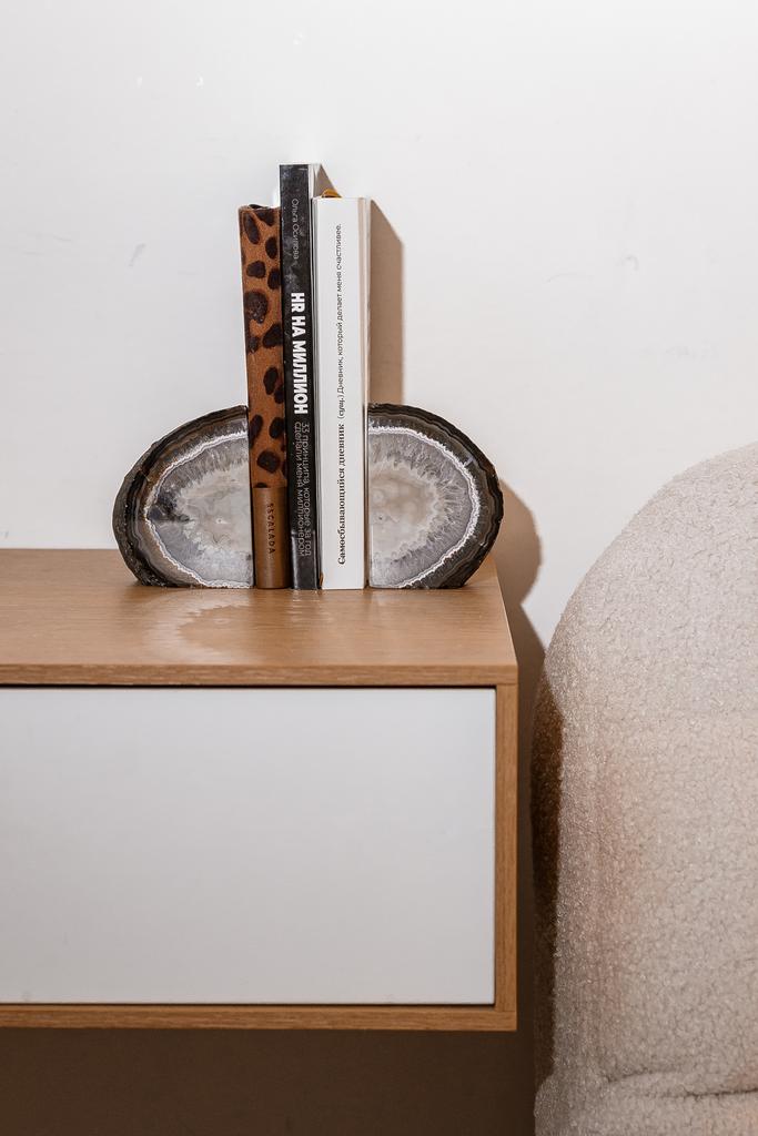 Подставка для книг из агата