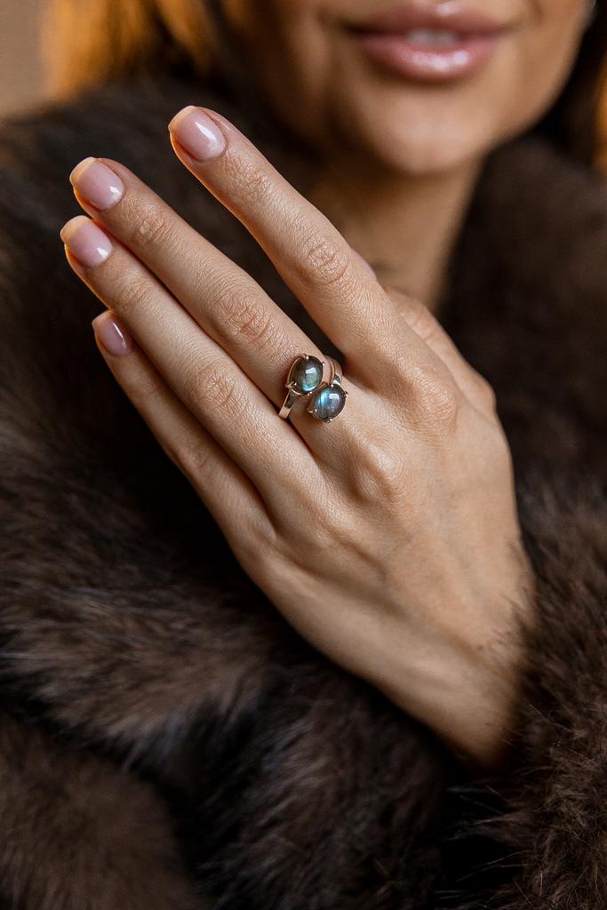 кольцо из двух камней