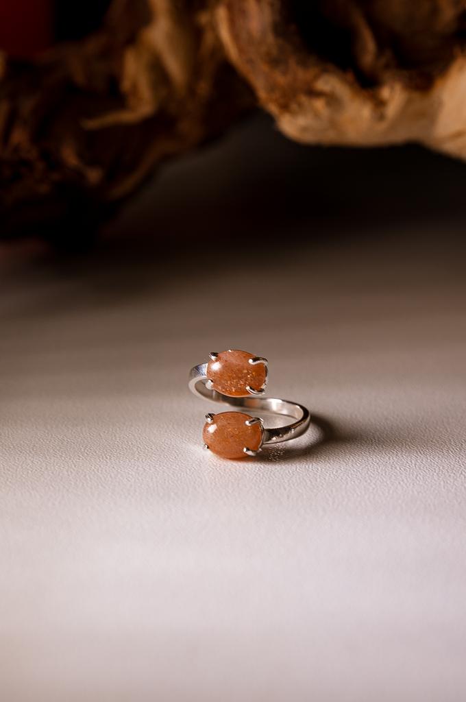 Двойное кольцо с солнечным камнем