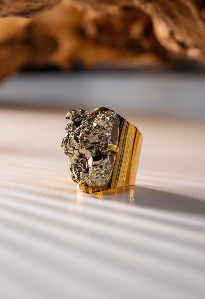 Кольцо кафф с пиритом