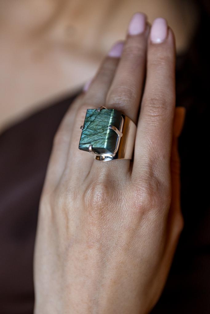 Кольцо кафф с лабрадоритом