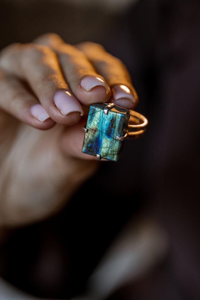 Кольцо с лабрадоритом