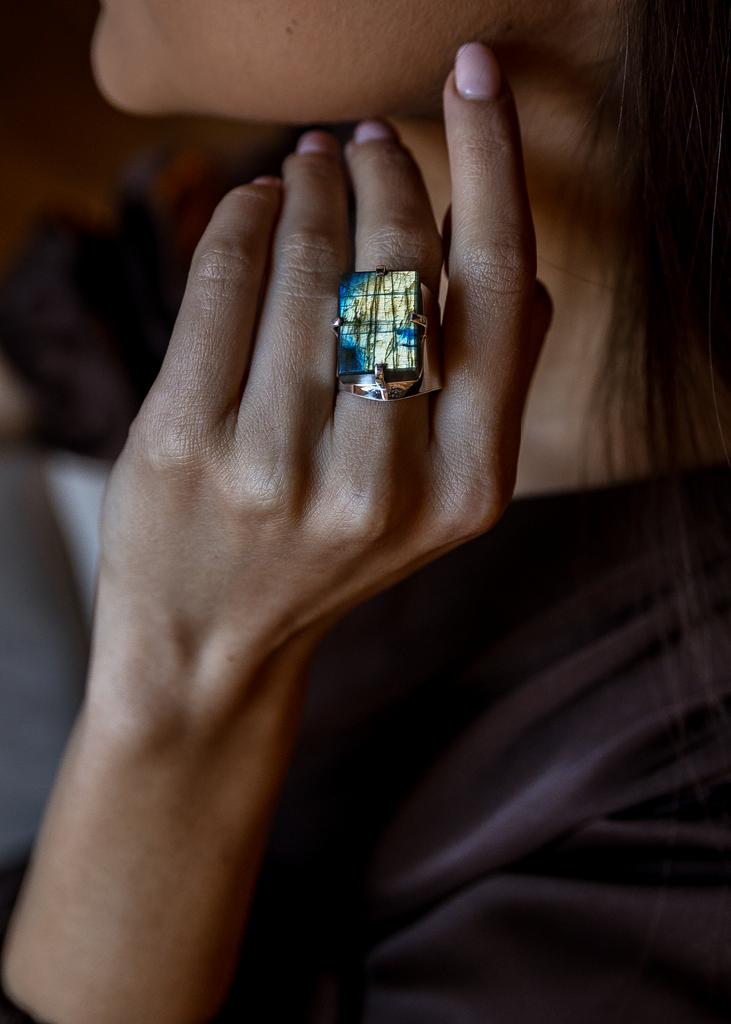 Кольцо кафф с лабрадоритом