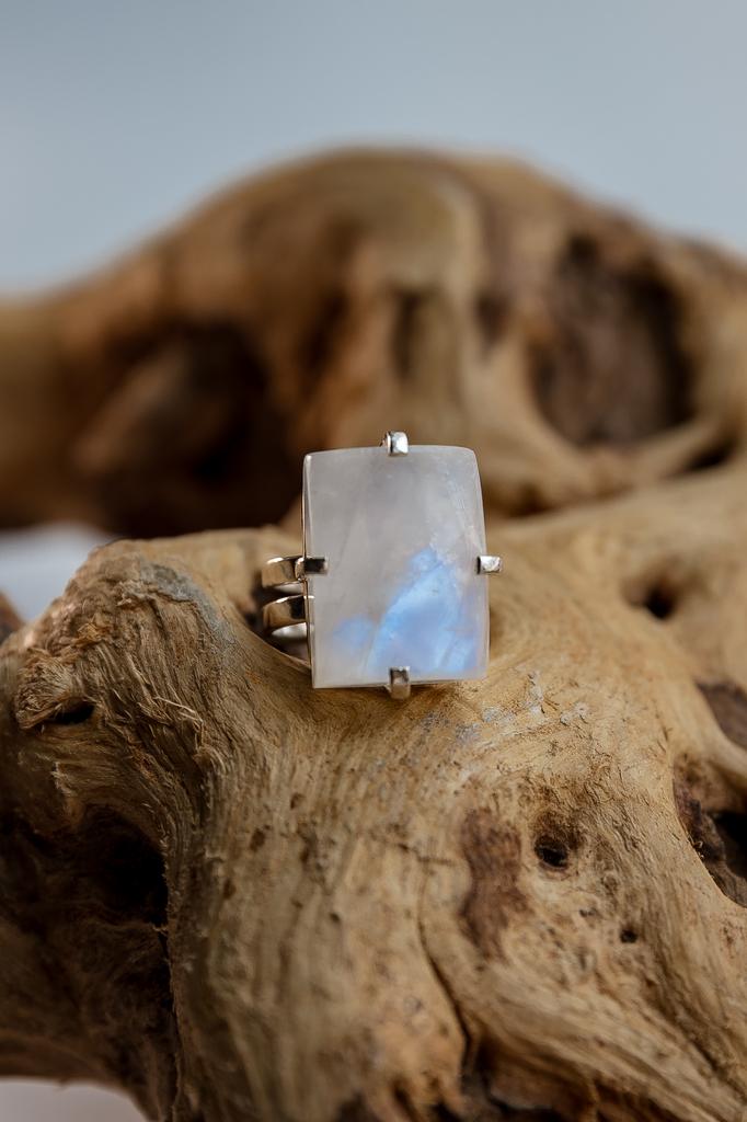 Кольцо с лунным камнем