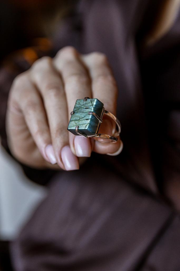 Кольцо с лабрадоритом