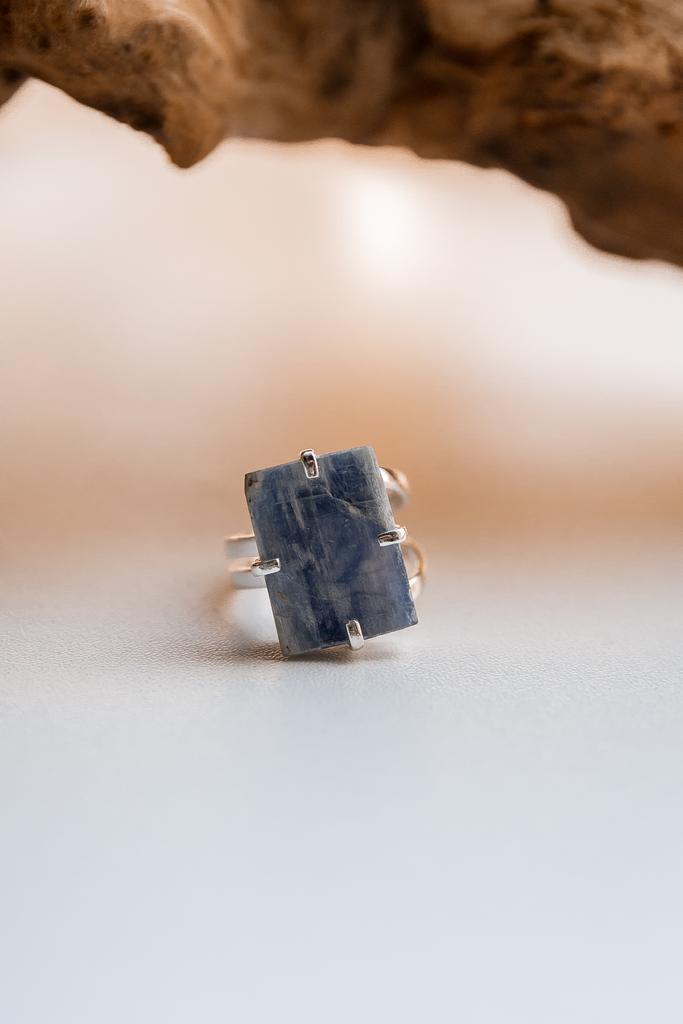 Кольцо с кианитом