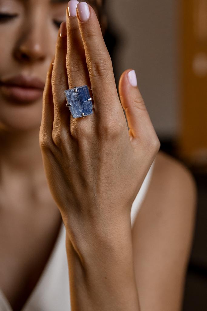 Кольцо с кианитом