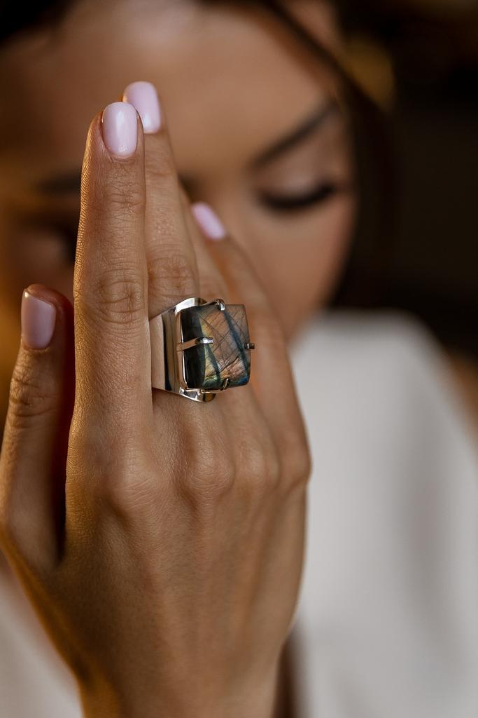 Кольцо с лабрадоритом