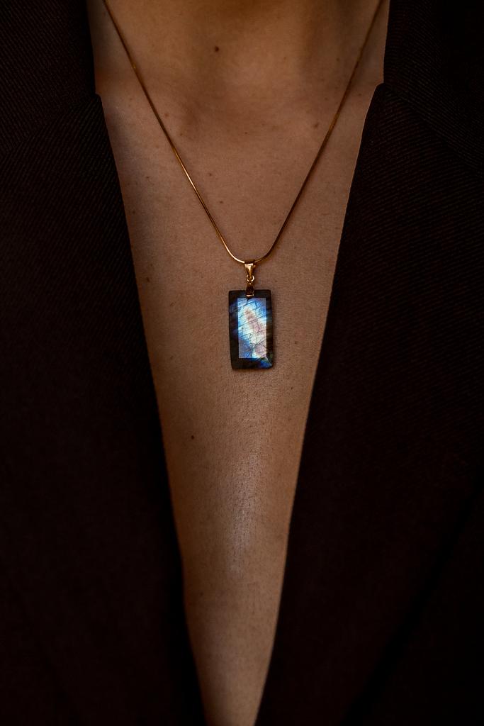 Подвеска с натуральным лабрадоритом в огранке