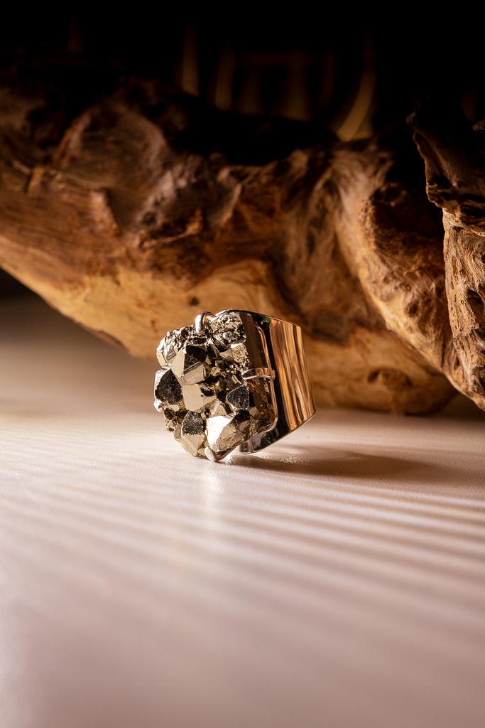 Кольцо кафф с пиритом