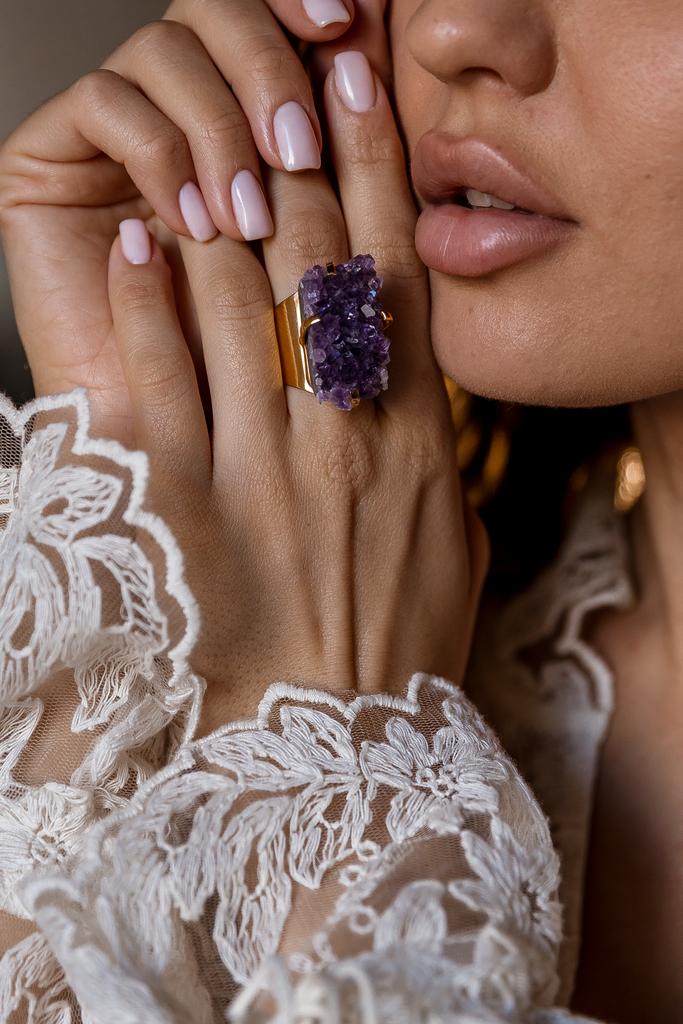 кольцо с крупным аметистом