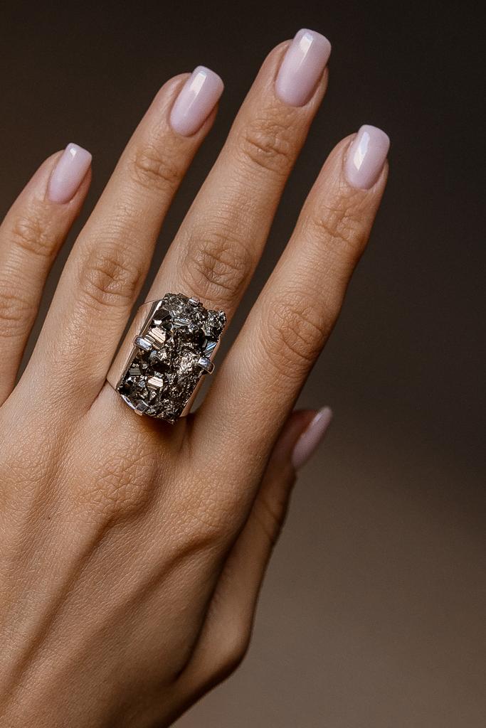 Кольцо кафф с пиритом