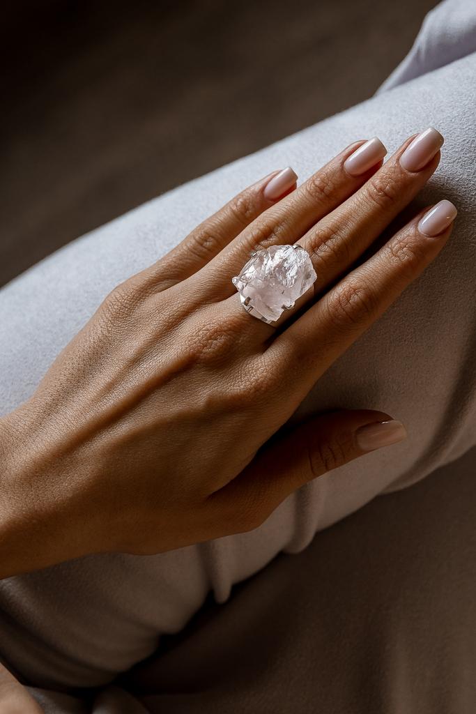 Кольцо кафф с розовым кварцем