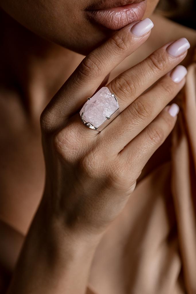 кольцо кафф с натуральным розовым кварцем купить