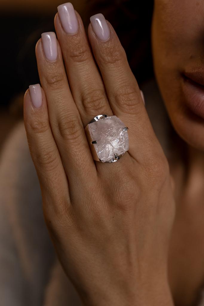 Кольцо кафф с розовым кварцем