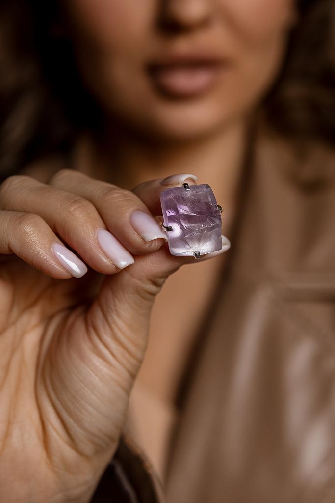 кольцо с кристаллом лавандового аметиста происхождения Бразилии