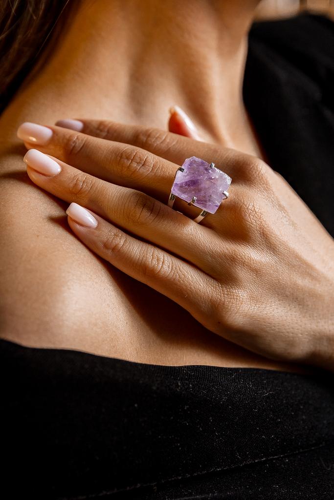 Кольцо с кристаллом аметиста