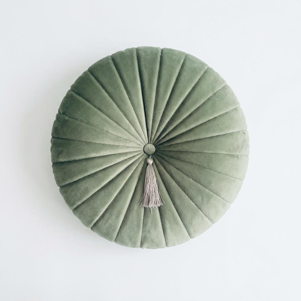 Подушка круглая из бархата, со стежкой