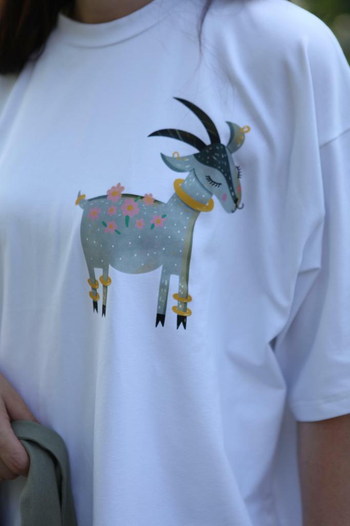 Коза на белом