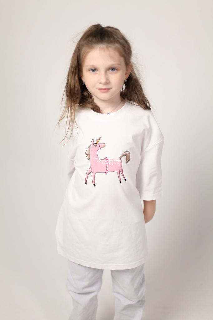 Единорог на белом