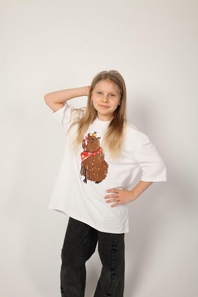 Капибара с манадаринкой на белом