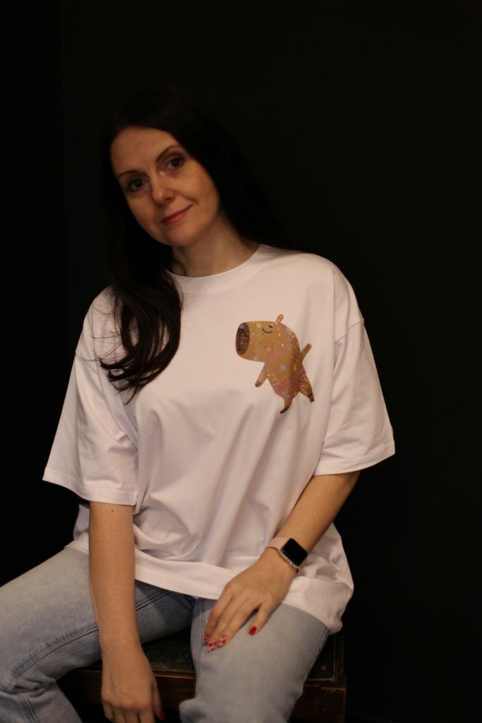 Капибара в танце на белом