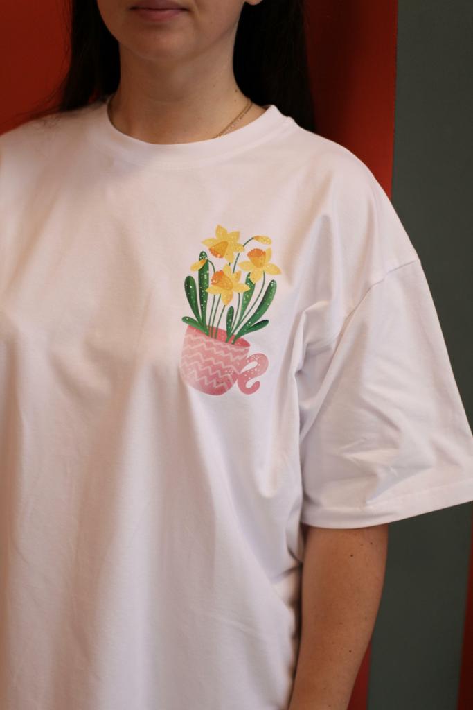 Нарциссы на белом