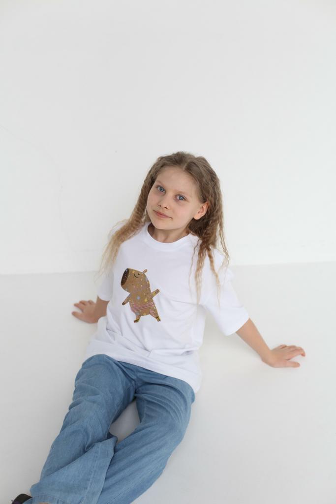 Капибара в танце на белом