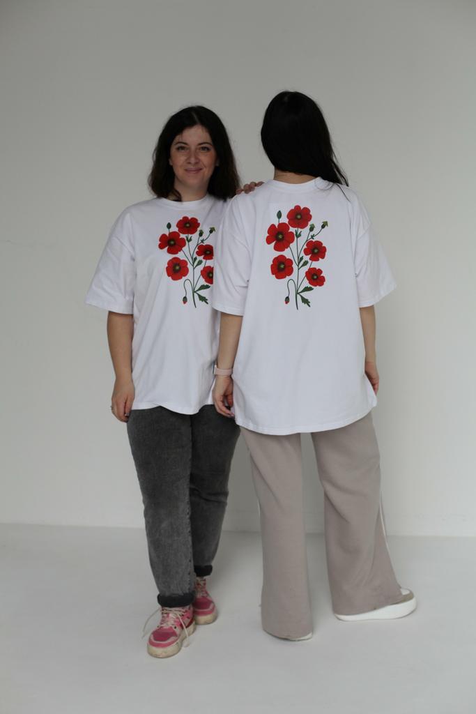 Маки сзади  на белом