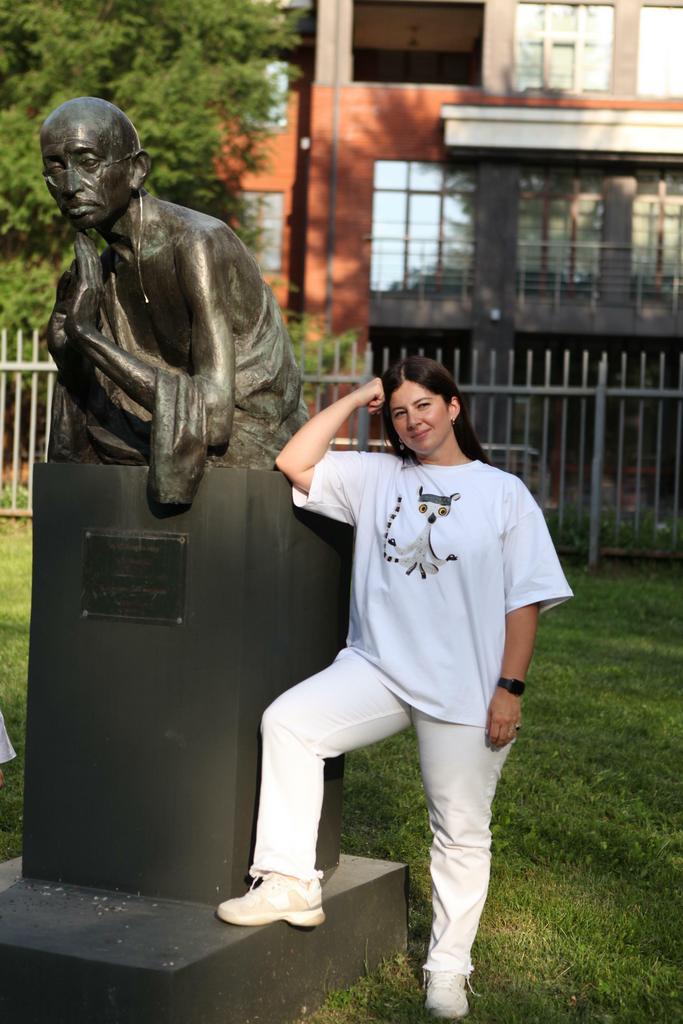 Лемур на белом