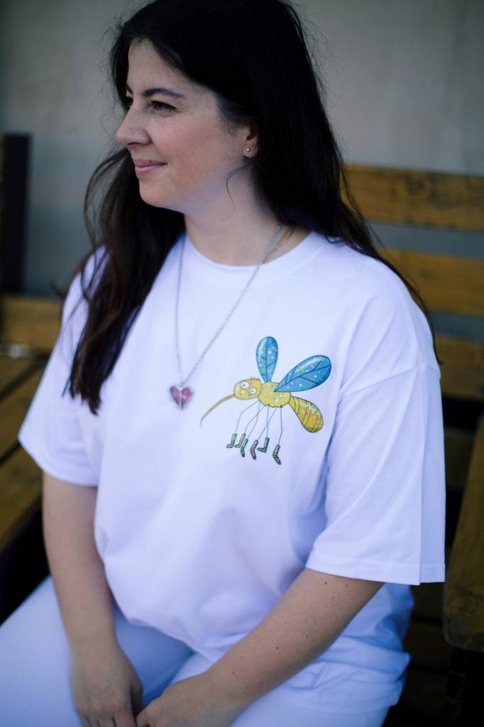 Комар  на белом