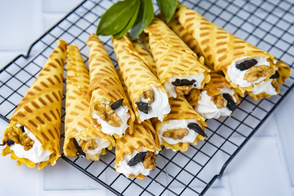 РОЖОК С ОРЕХАМИ И ЧЕРНОСЛИВОМ