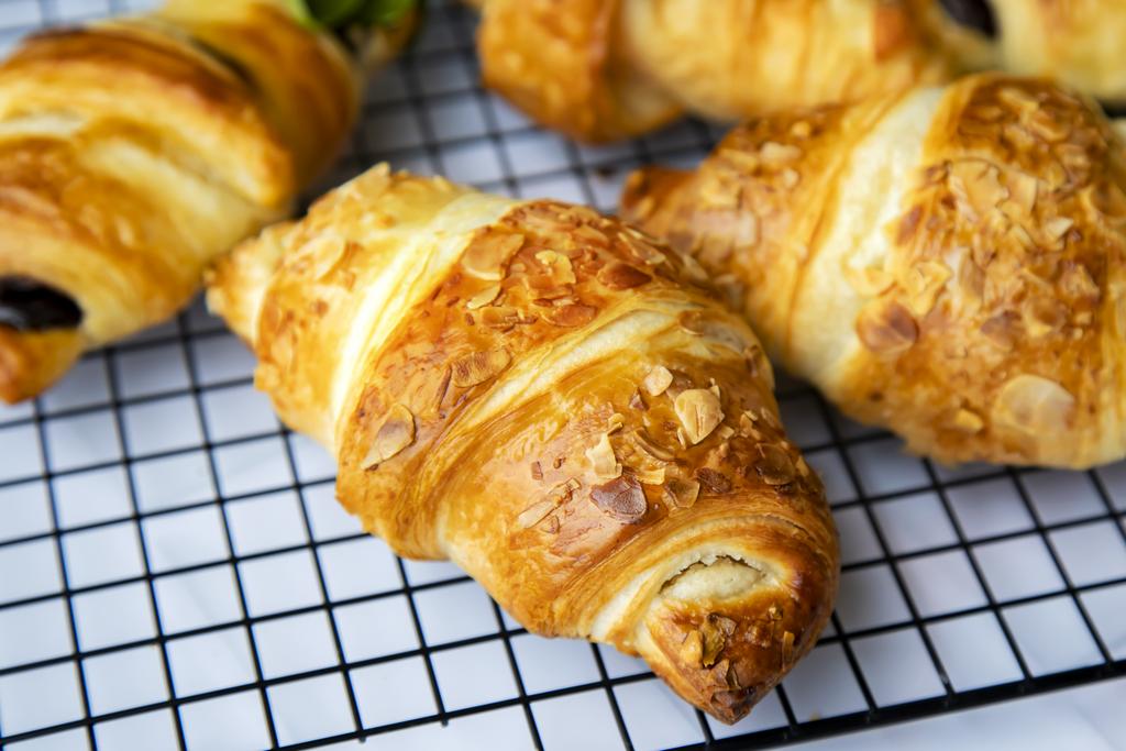 КРУАССАН С ШОКОЛАДНО-ОРЕХОВОЙ НАЧИНКОЙ