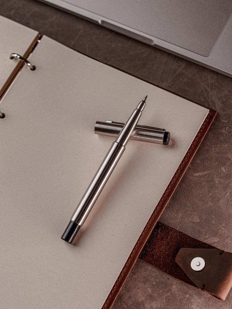 Красивая шариковая ручка с корпусом из нержавеющей стали/Металлическая подарочная ручка черная