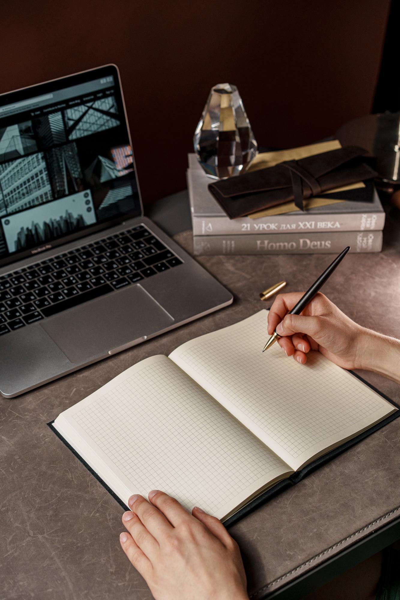 Записная книжка в кожаном переплете