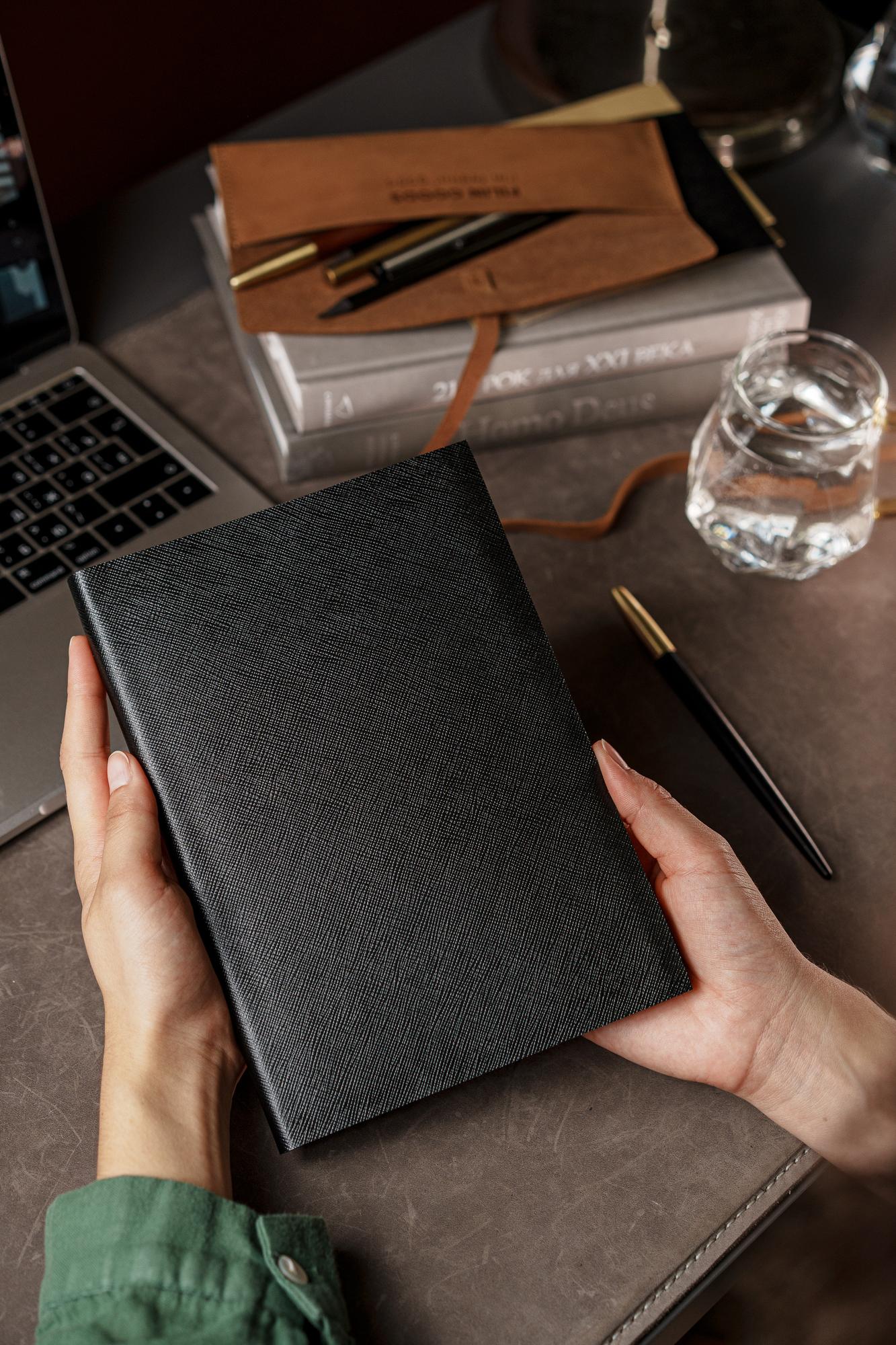 Записная книжка в кожаном переплете